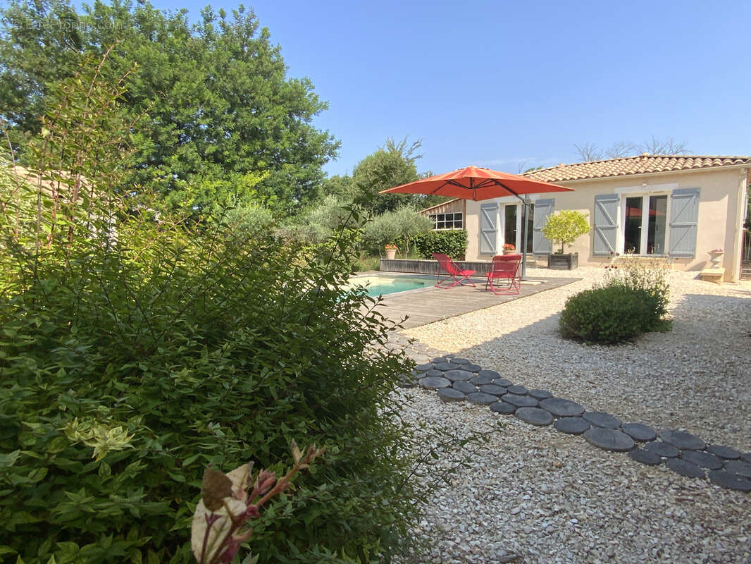 Maison de plain pied de 148 m2 avec piscine et T2 indépendant sur terrain de 1000 m2. - photo 14