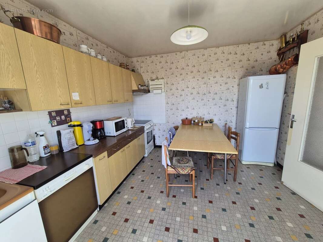 Brives-Charensac, maison sur 2 niveaux + RDC à rénover. - photo 2