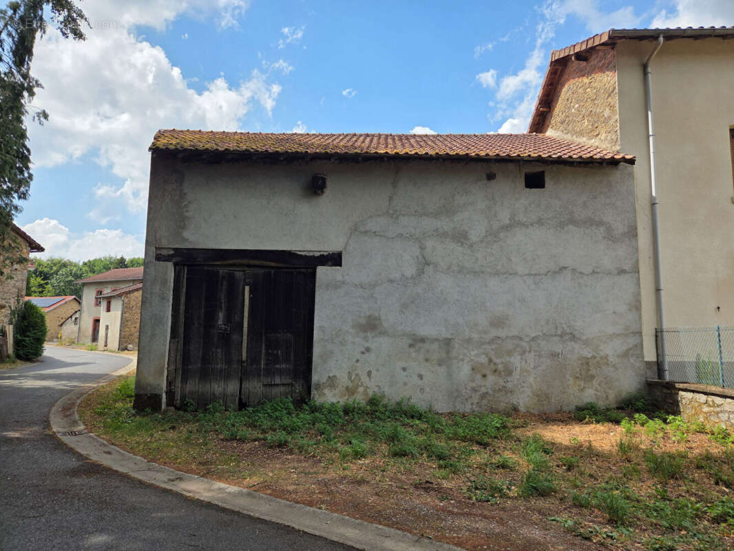 Ensemble de bâtiments à rénover et terrain sur la commune de St Martin Terressus - photo 3