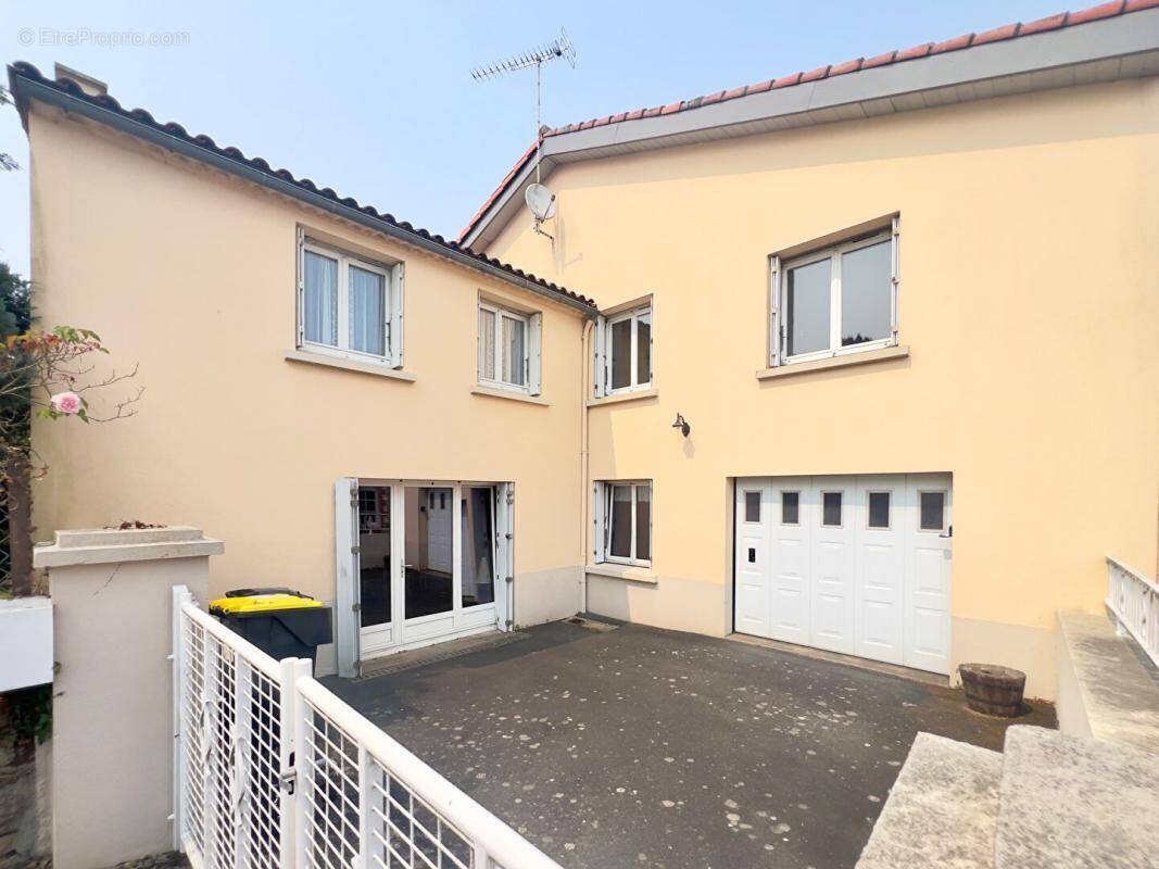 Maison à MONTFAUCON-MONTIGNE