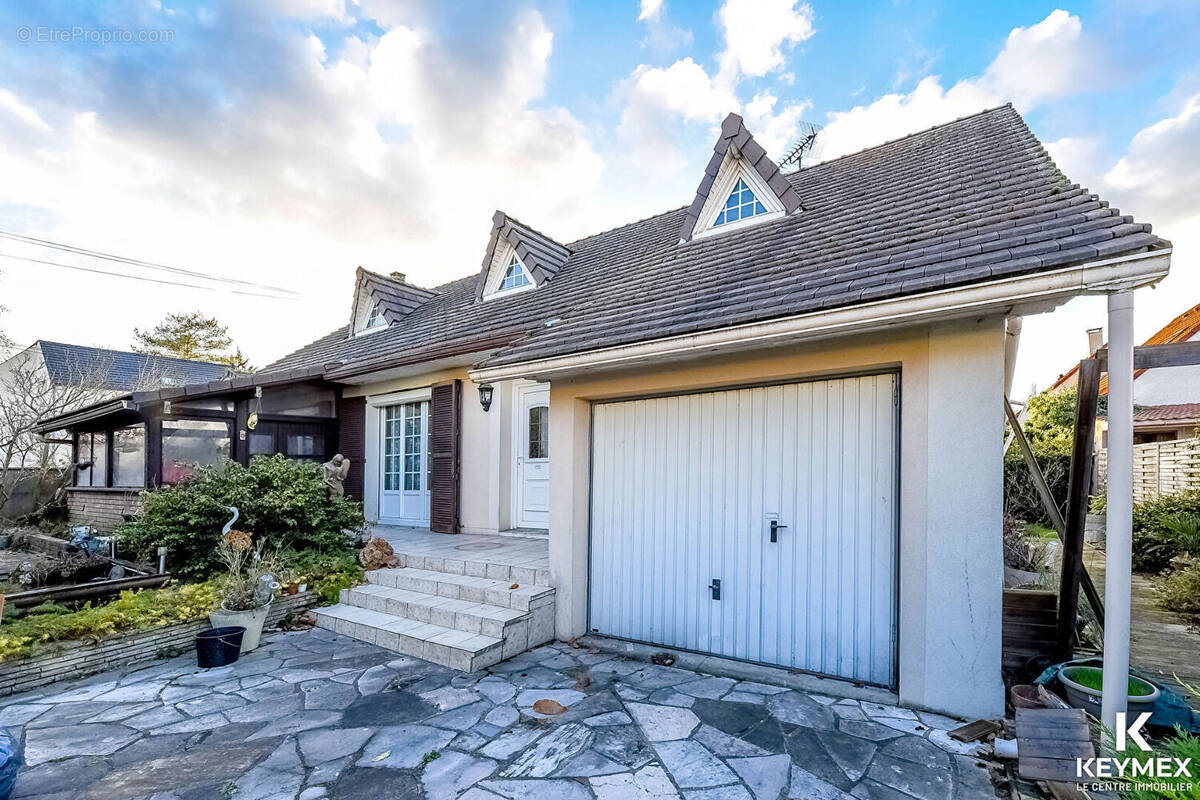 Maison à LE THILLAY