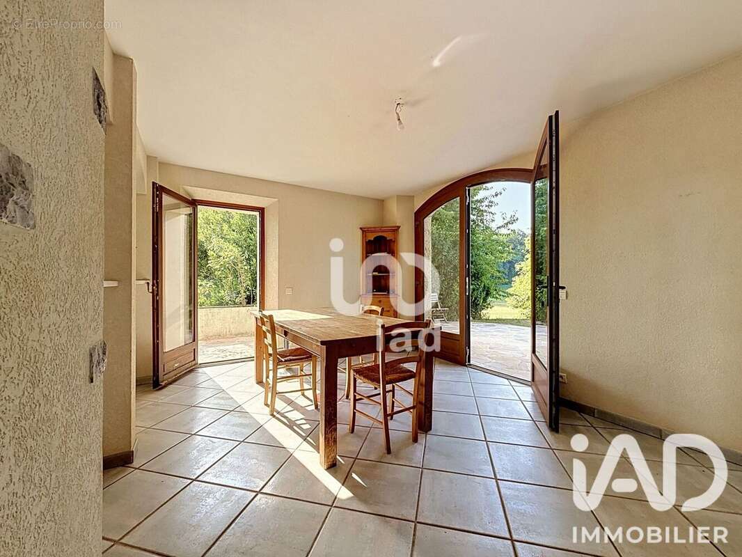 Maison 330 m² à Sales  - photo 7