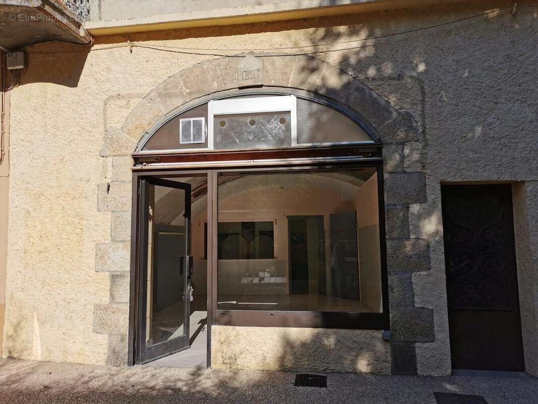   - Commerce à AUBENAS