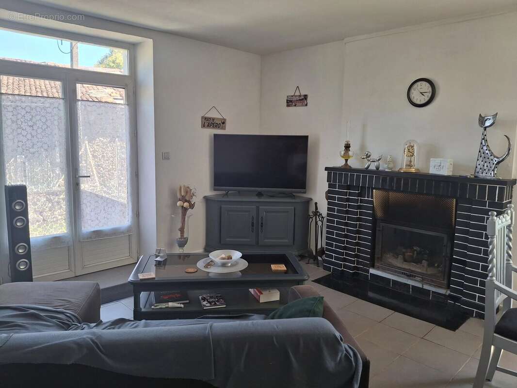 Maison familiale avec de nombreuses dépendances et du terrain - photo 4