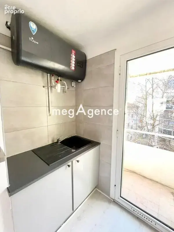 Appartement rénové avec balcons et vue dégagée - photo 10