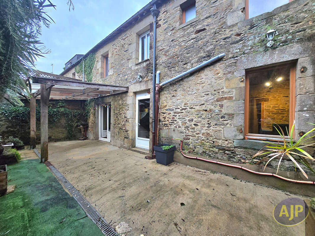 Maison à SAINT-JEAN-BREVELAY