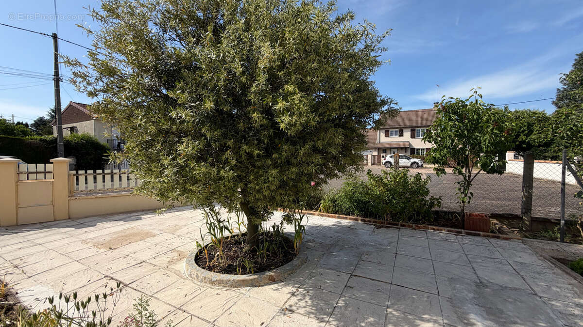 Maison de 89 m2 avec sous-sol complet et jardin arboré - photo 3