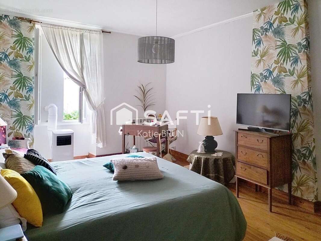Maison 165 m² à Corme-Royal  - photo 7