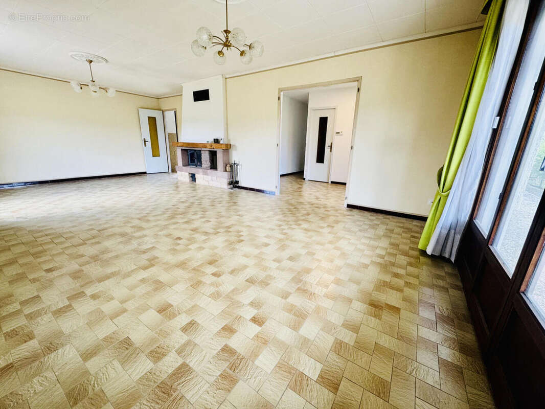 salon - Maison à FEIGERES