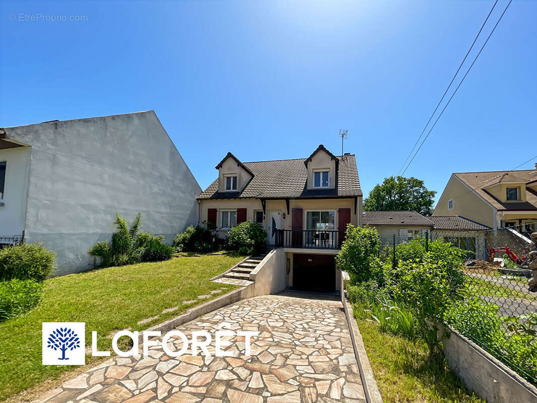 Maison traditionnelle sur sous-sol total de 6 pièces à vendre à Sainte Geneviève des Bois - Réf 13319 - photo 2