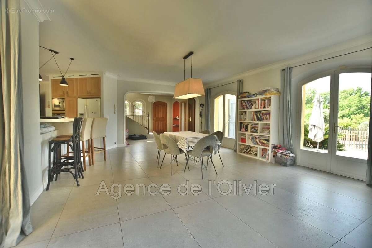 Maison à CHATEAUNEUF-GRASSE