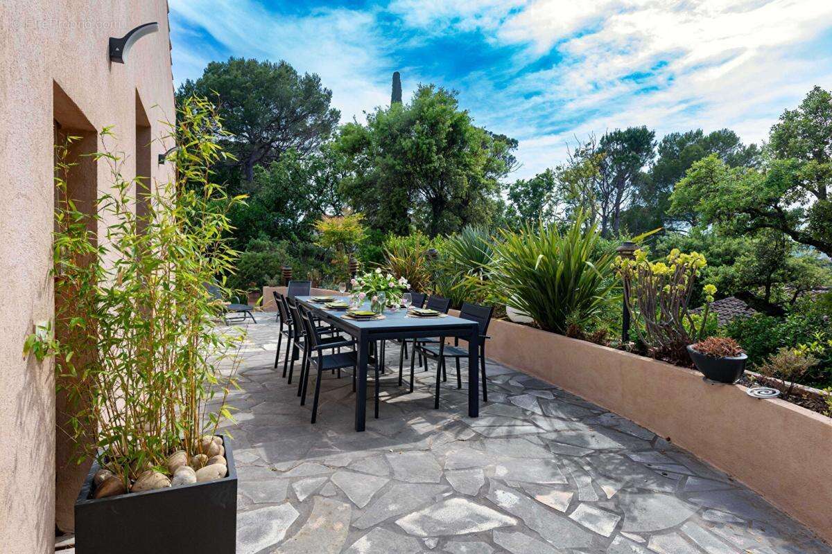 FREJUS - Hameau de Valescure - Villa 175 m² , dépendance, 4 chambres - photo 3