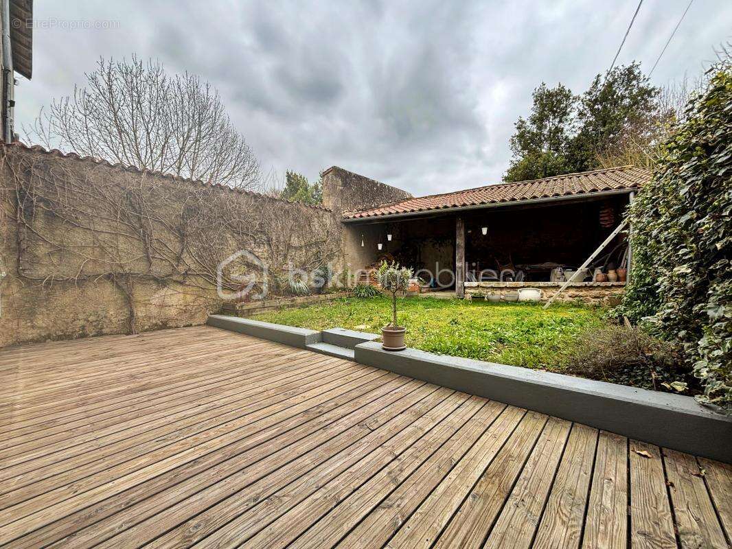 Maison à LUSSAC-LES-CHATEAUX