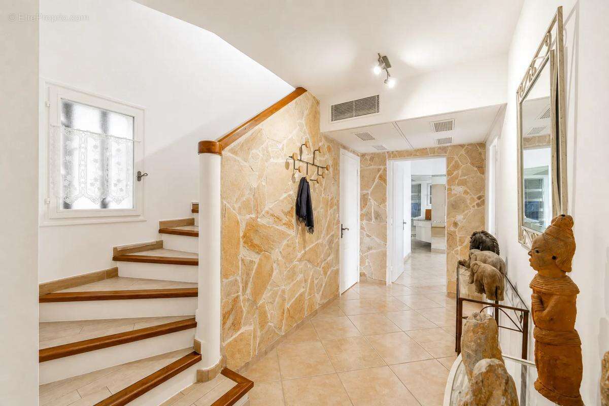 Maison de 6 pièces de 256 m² à Le Bar-sur-Loup - photo 45