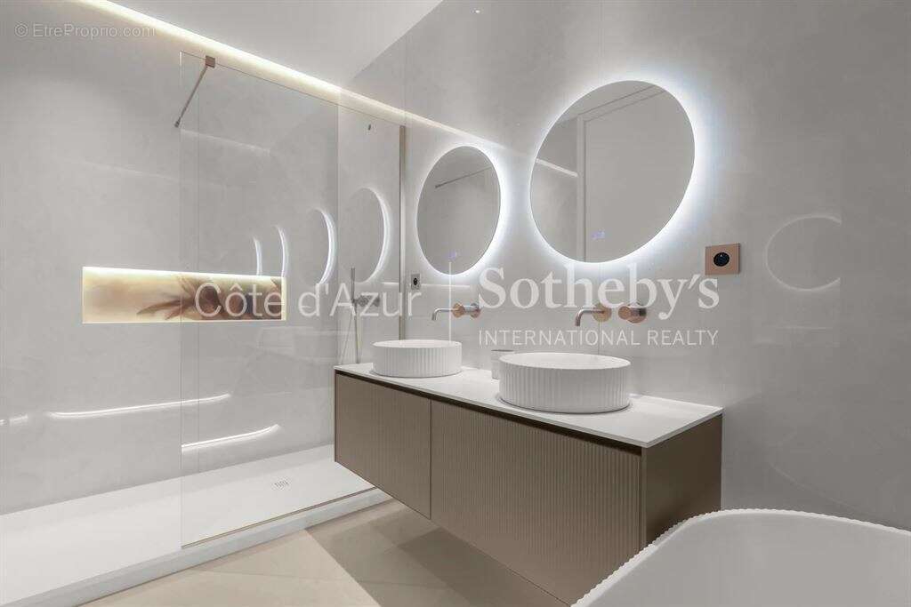 Appartement rénové de 145 m² avec trois suites et vue mer proche Croisette à Cannes - photo 10