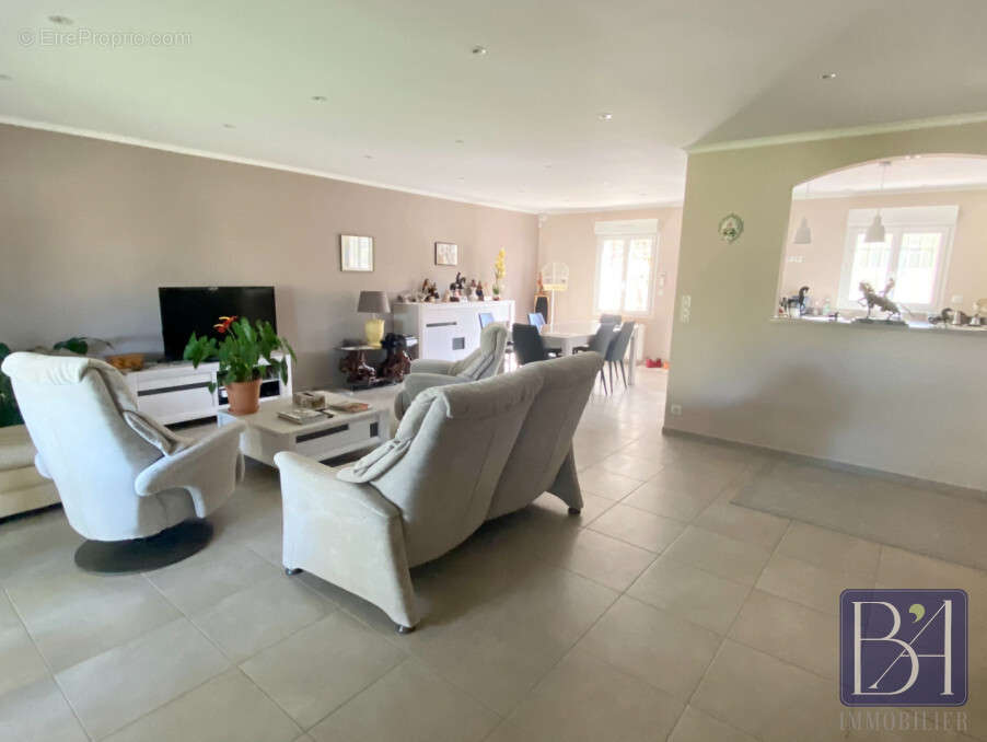 Maison à ENTRAIGUES-SUR-LA-SORGUE