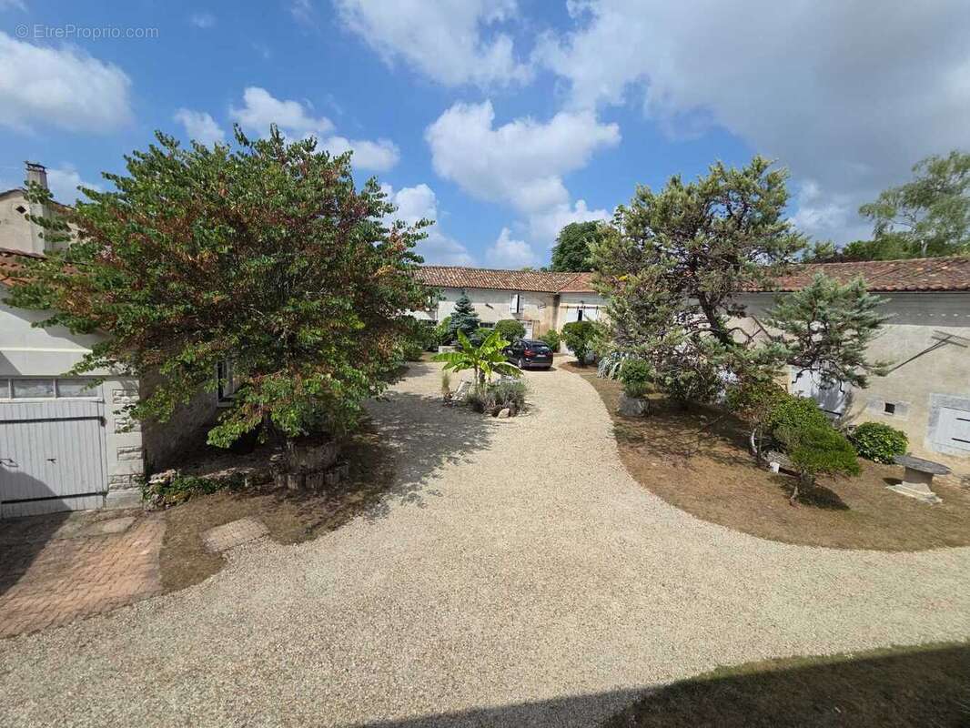 Appartement à DOUZAT