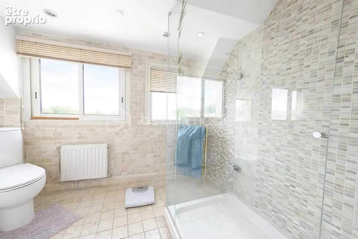 À 10 minutes de RAMBOUILLET, propriété de 220 m² habitable sur terrain de 940 m² avec une magnifique piscine de 5 M par 10 M - photo 10