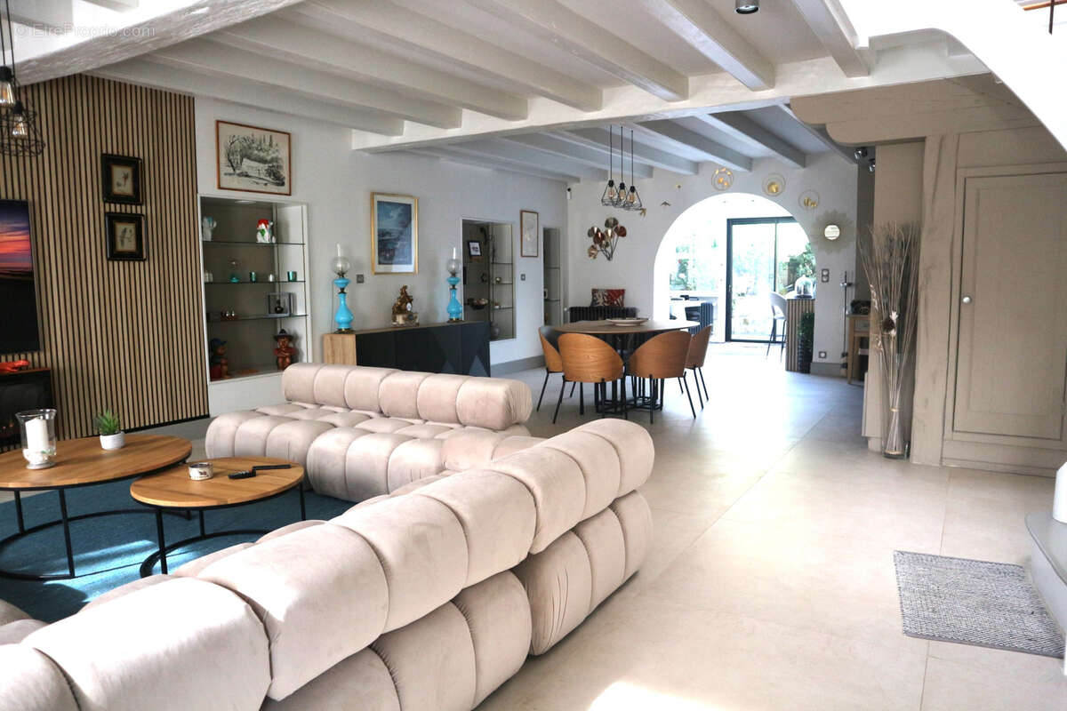 Demeure ancienne de 180 m2 avec son studio. renovee en 2022 sur un terrain clos de 300 m2 .au coeur de la roch - photo 6