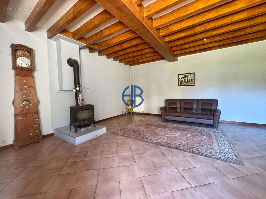 Maison à MONTAGNIEU