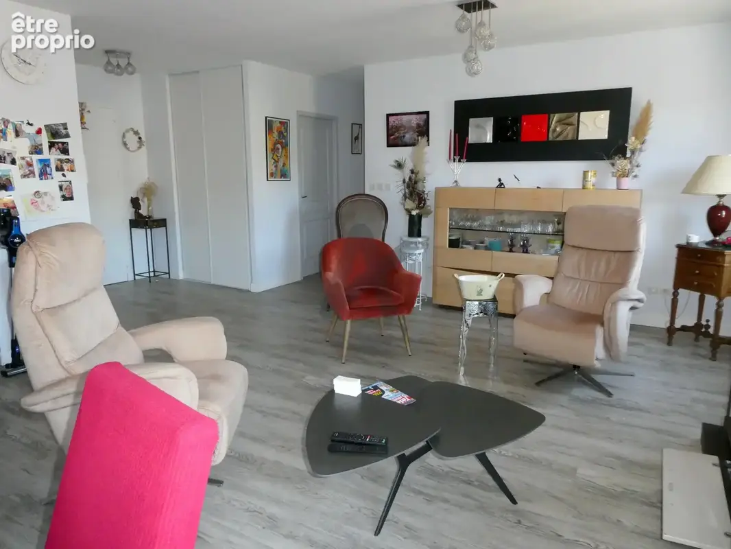 Très bel appartement dernier étage avec balcon, vue dominte et garage. - photo 7