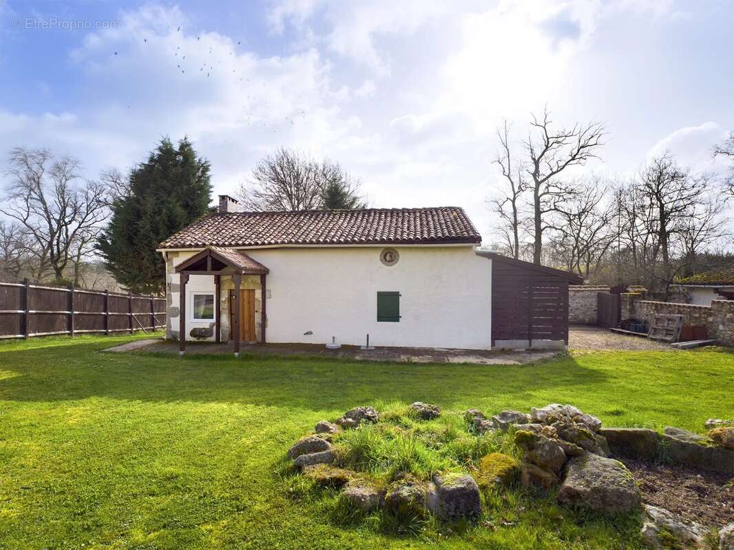Petite maison en pierre situé dans un hameau - photo 15
