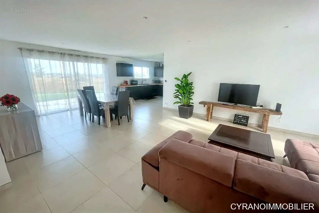 Maison à COURS-DE-PILE