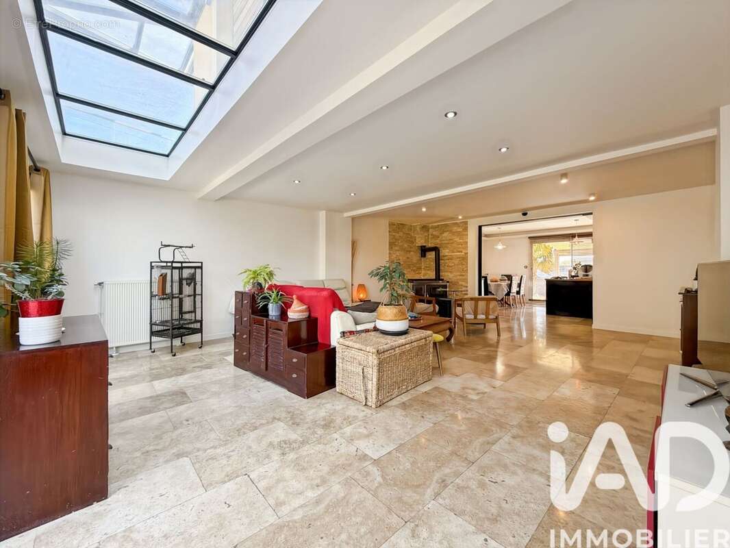 Maison 186 m² à Laval  - photo 3