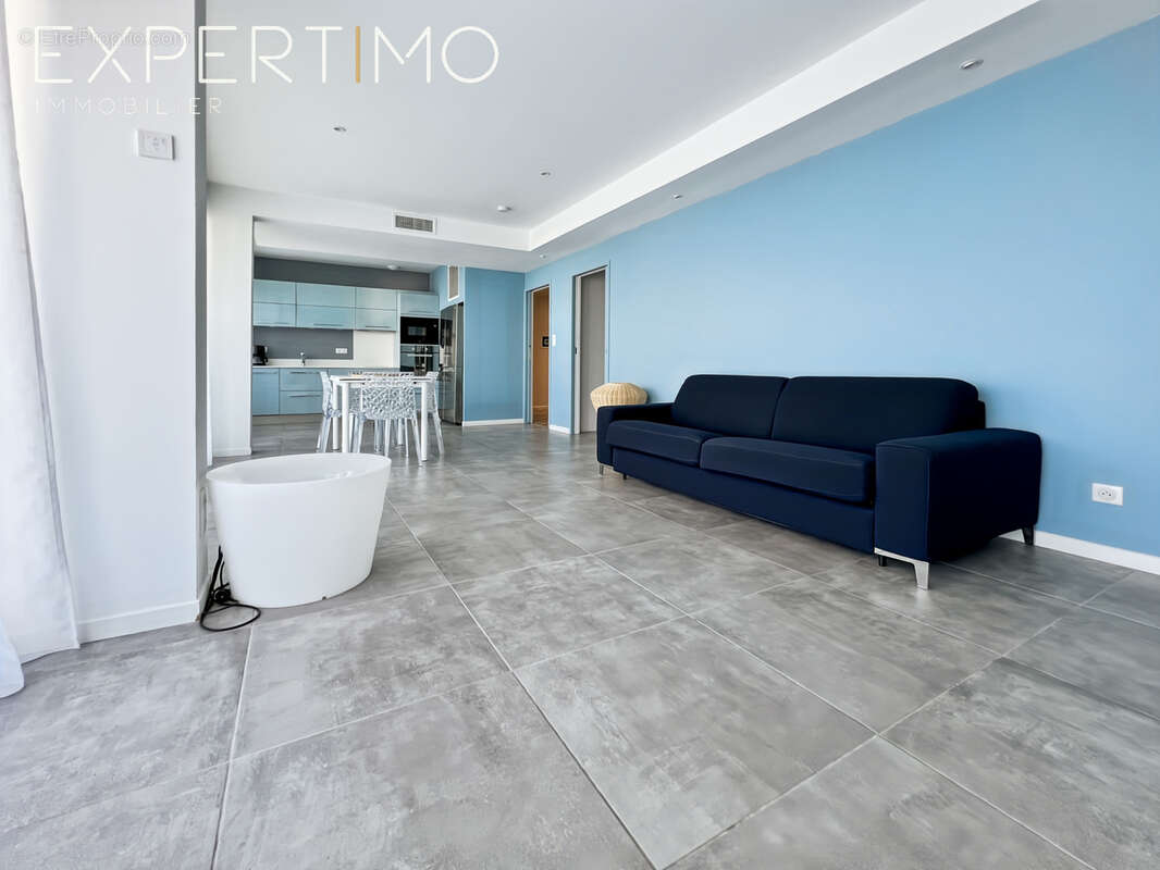 Appartement de Type T3 avec belle terrasse, très beau jardin, deux places de parking, un cellier . - photo 3