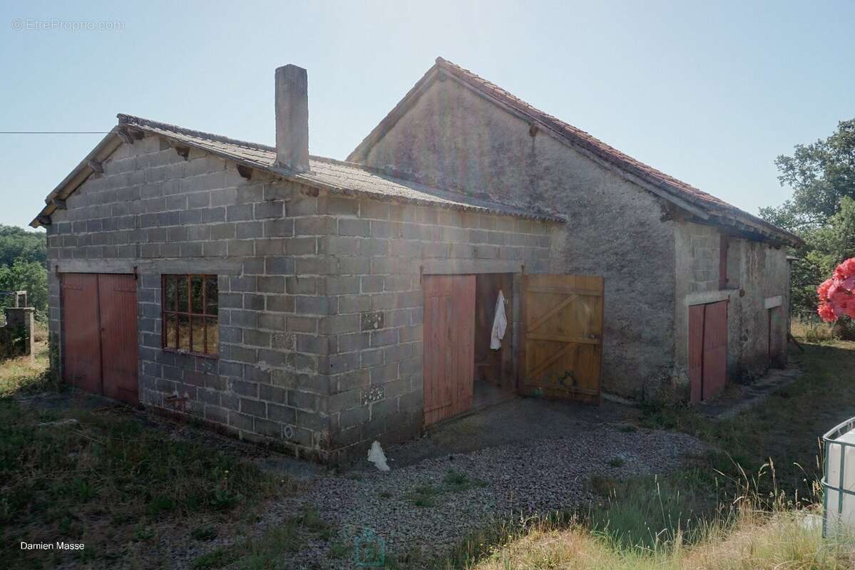 Maison avec dépendances dans le coeur du parc naturel régional Périgord-Limousin. - photo 3
