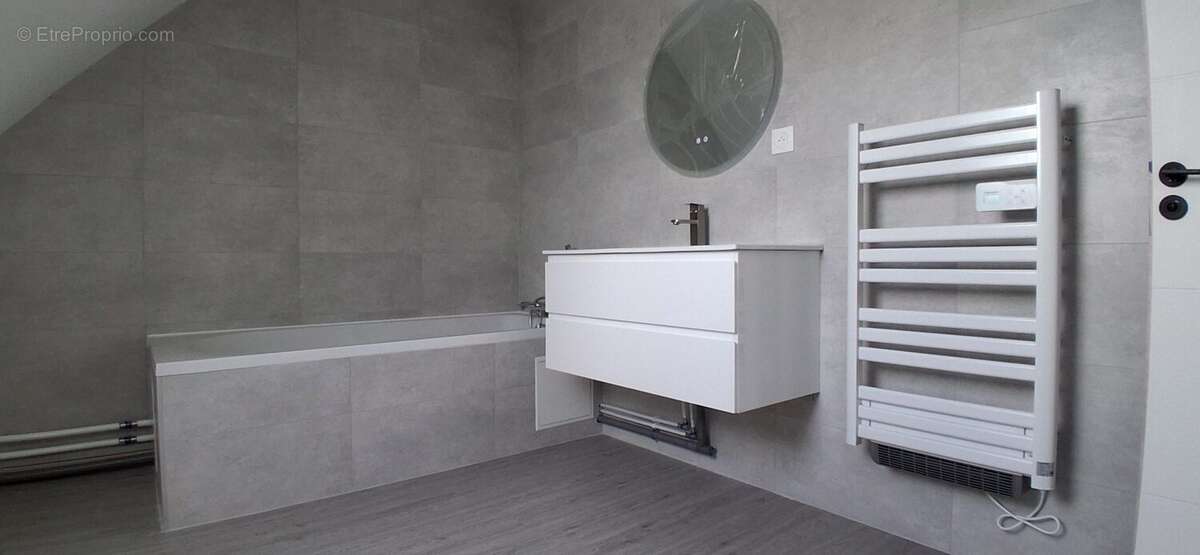 Salle de bains fonctionnelle à l'étage avec WC indépendant. - Maison à SURVILLE