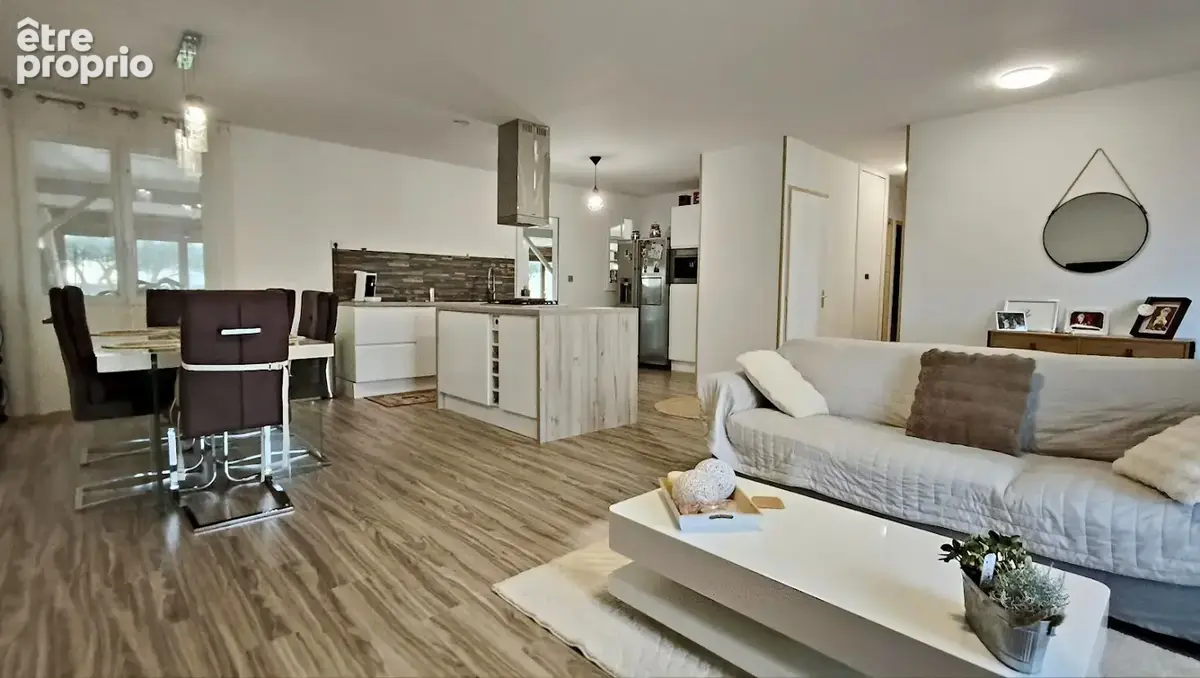 Maison avec véranda   Centre-ville d’Anglade (33390) - photo 5