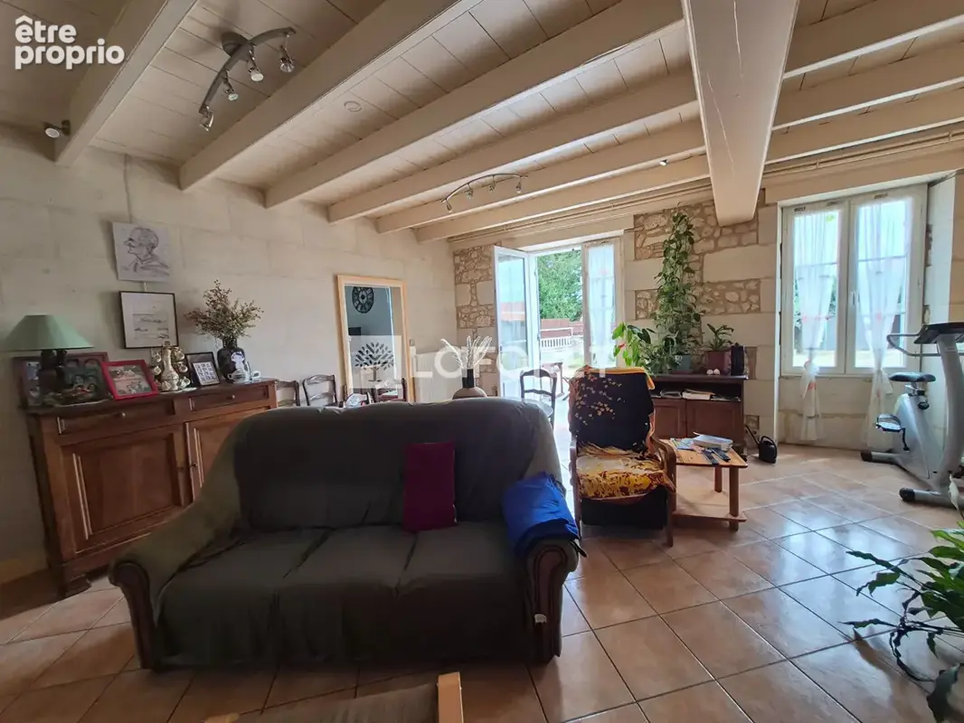 Ensemble immobilier avec maison en pierre, vastes dépendances et jardin. - photo 4