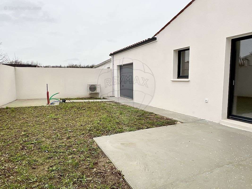 Maison à CHAILLEVETTE