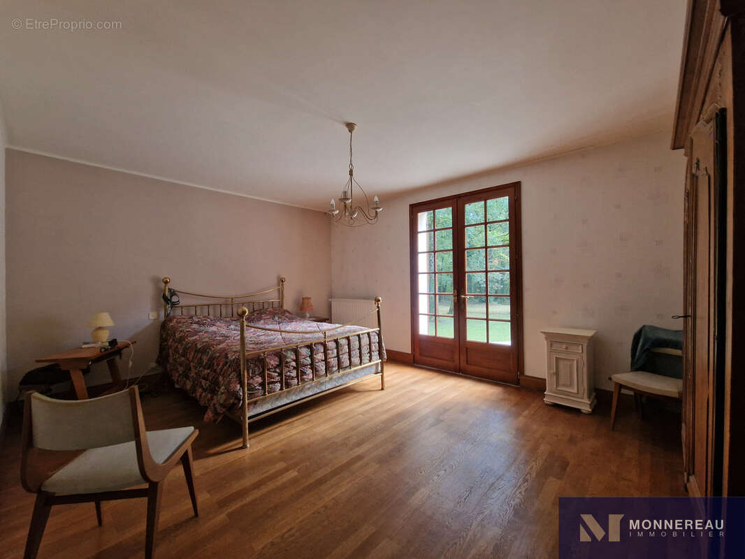 Maison à MONTMOREAU-SAINT-CYBARD