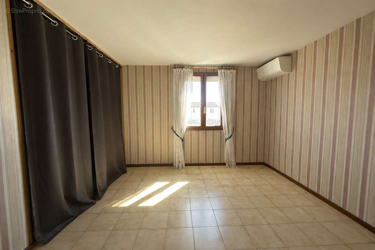 Maison à SAINT-LAURENT-DE-LA-SALANQUE