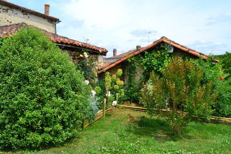 Maison à CHERVES-CHATELARS