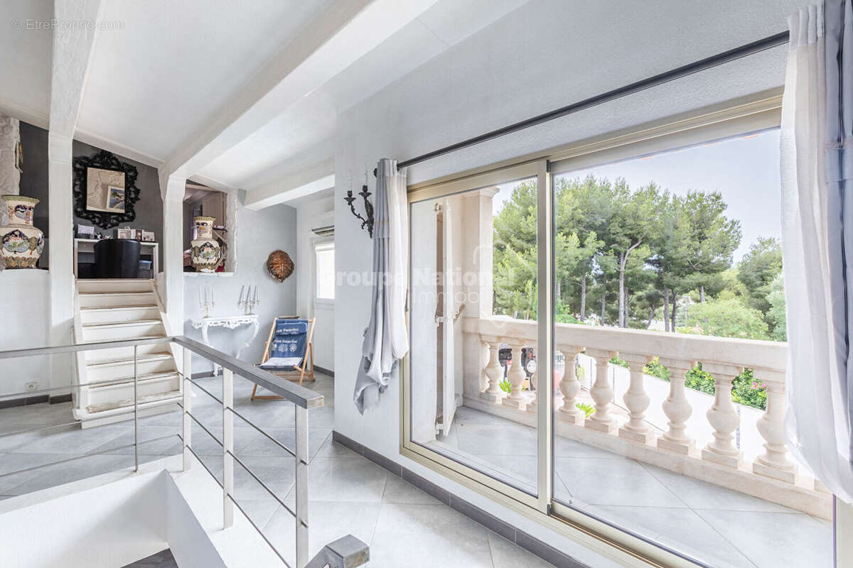 Villa familiale de 220 m² avec piscine et deux garages - photo 14
