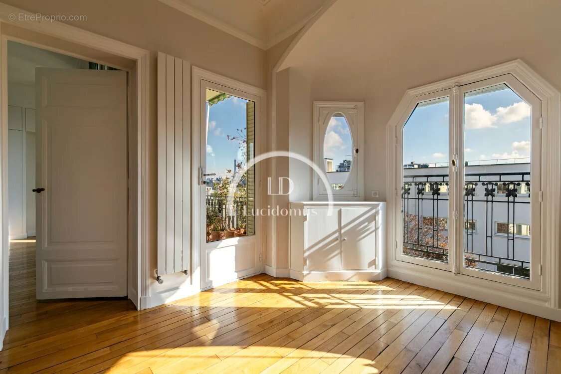 Appartement à PARIS-16E