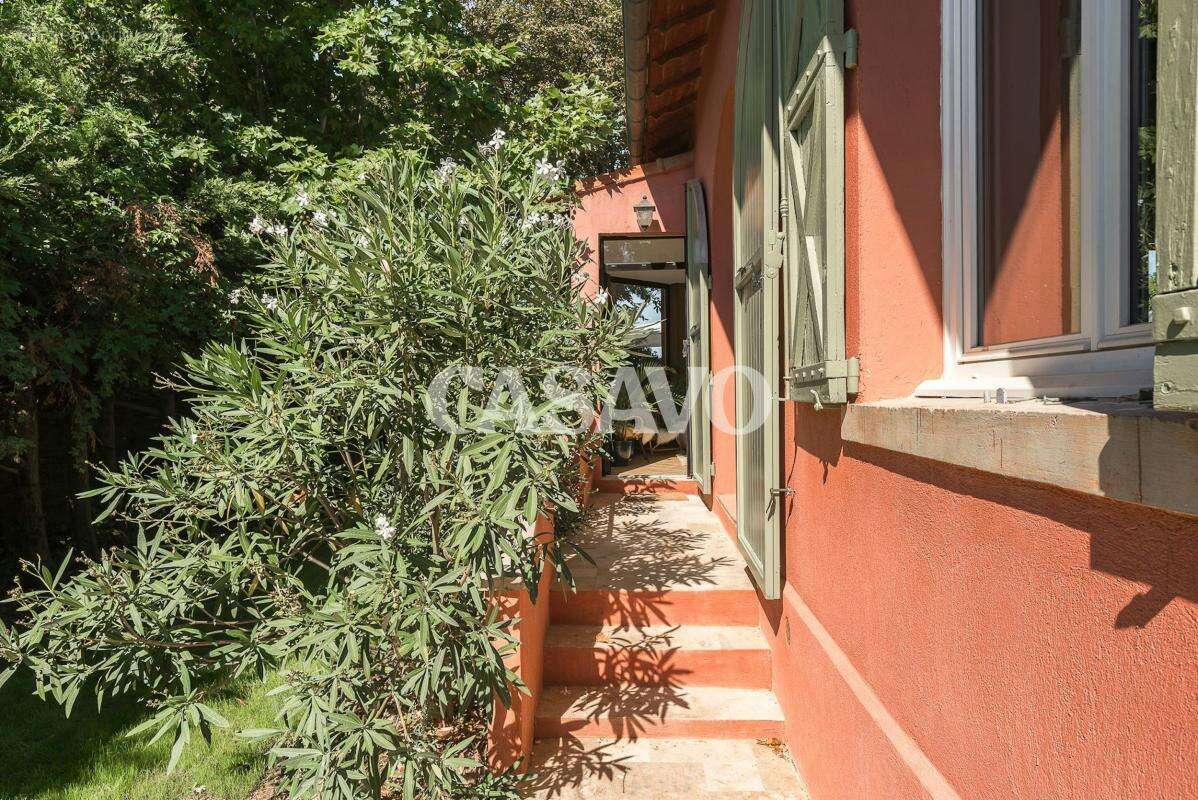 Vente Maison 6 pièces de 191m² - 13540 Aix-en-Provence - photo 2