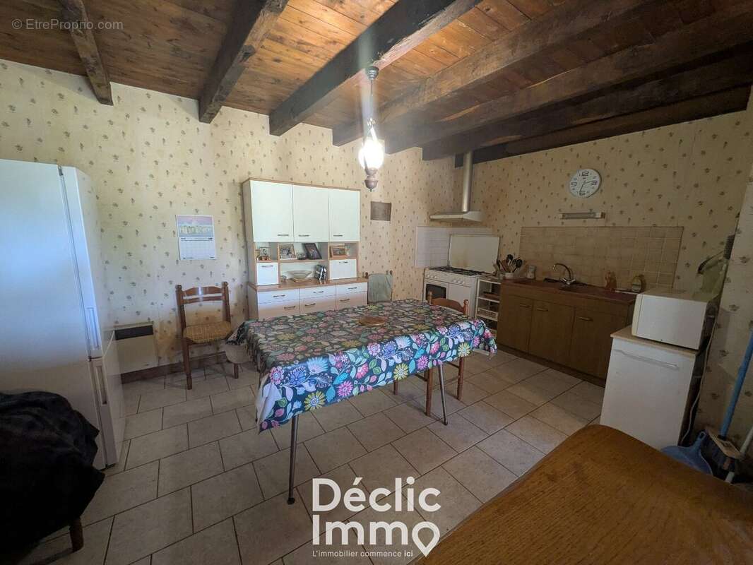 Ensemble de Maisons en Pierre  9 km de Champagne-Mouton  Calme, Campagne et Gros Potentiel - photo 3
