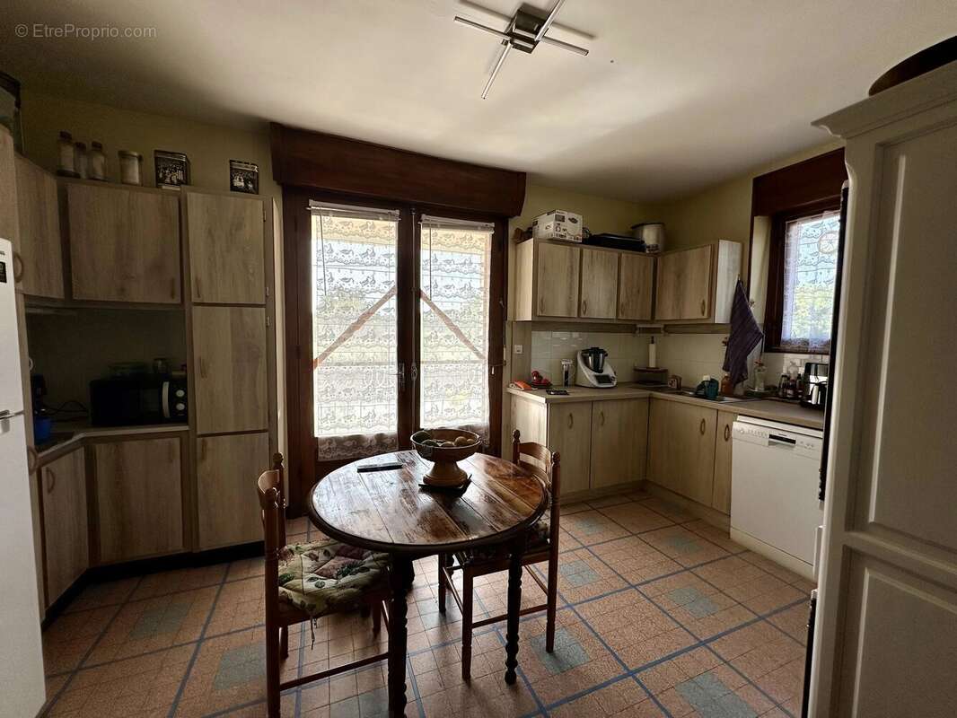 Maison familiale située à proximité d'un village prisé en bord de rivière. - photo 6