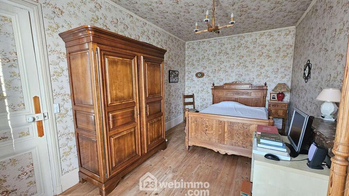 Une seconde chambre de 15 m² toute parquetée.
