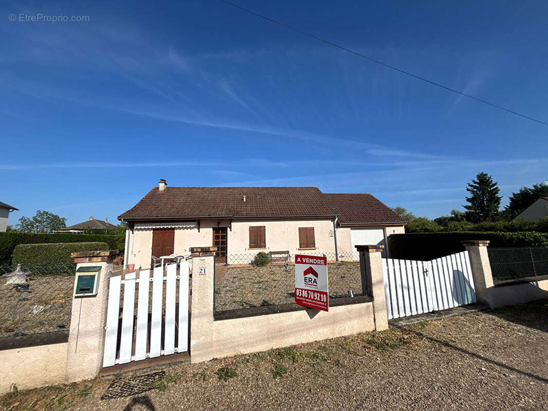 Maison à SAINT-PARIZE-LE-CHATEL