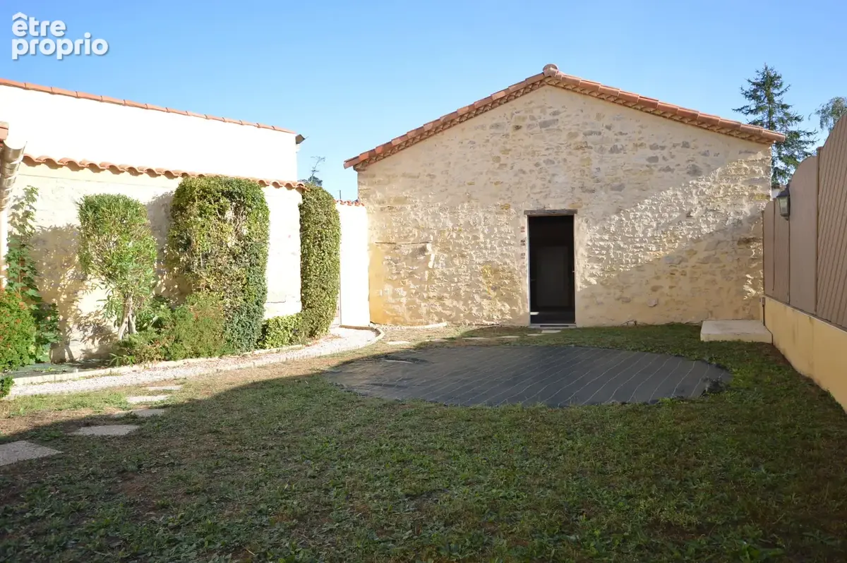 En centre ville de CHANTONNAY - Maison de caractère avec 5 chambres - photo 3