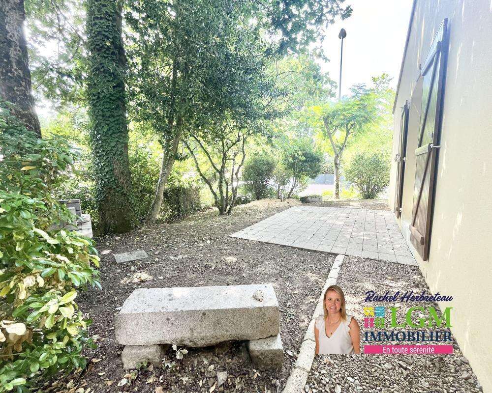Maison À Vendre - Mouilleron le Captif- Maison familiale avec jardin arboré dans un lotissement calme - photo 8