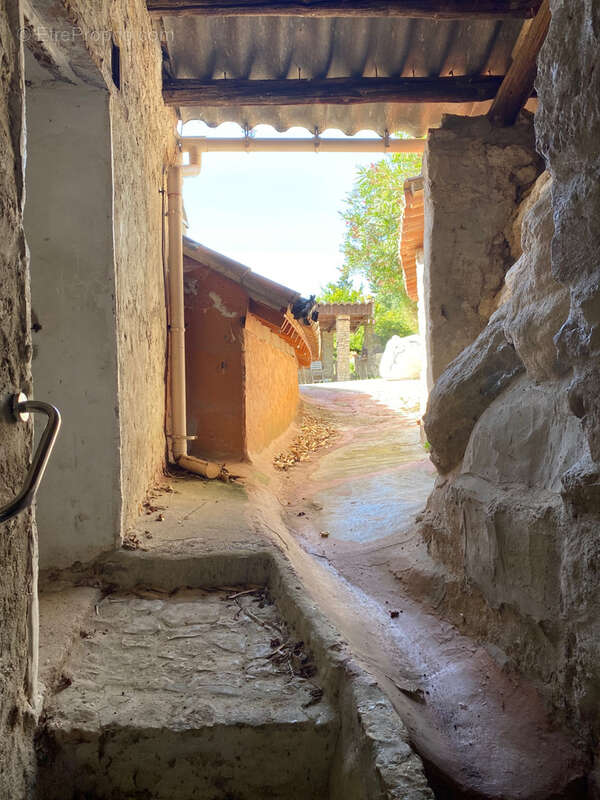 Maison à LA ROQUE-SUR-PERNES