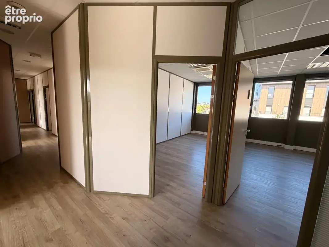Plateau de bureaux à vendre SAINTE FOY LES LYON (69), bureaux d'une surface de 190 m² (partie privative) et 20 m² de parties com - photo 4