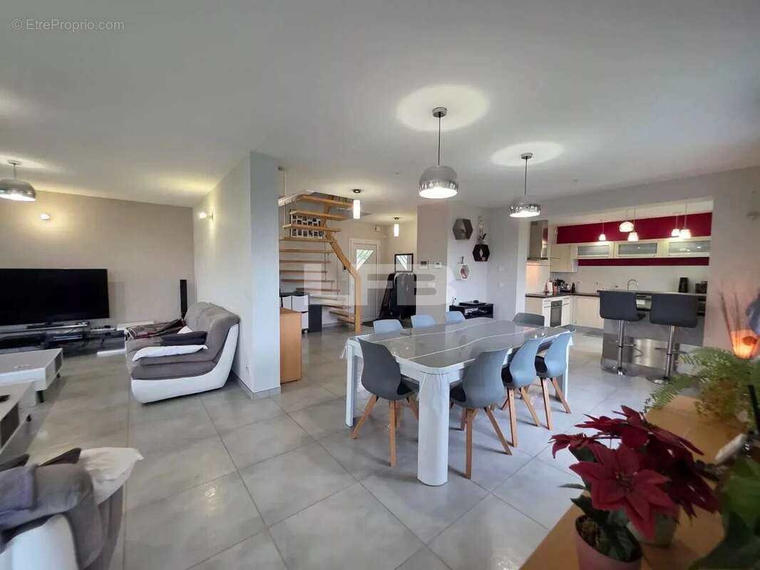 Maison à CREMPIGNY-BONNEGUETE