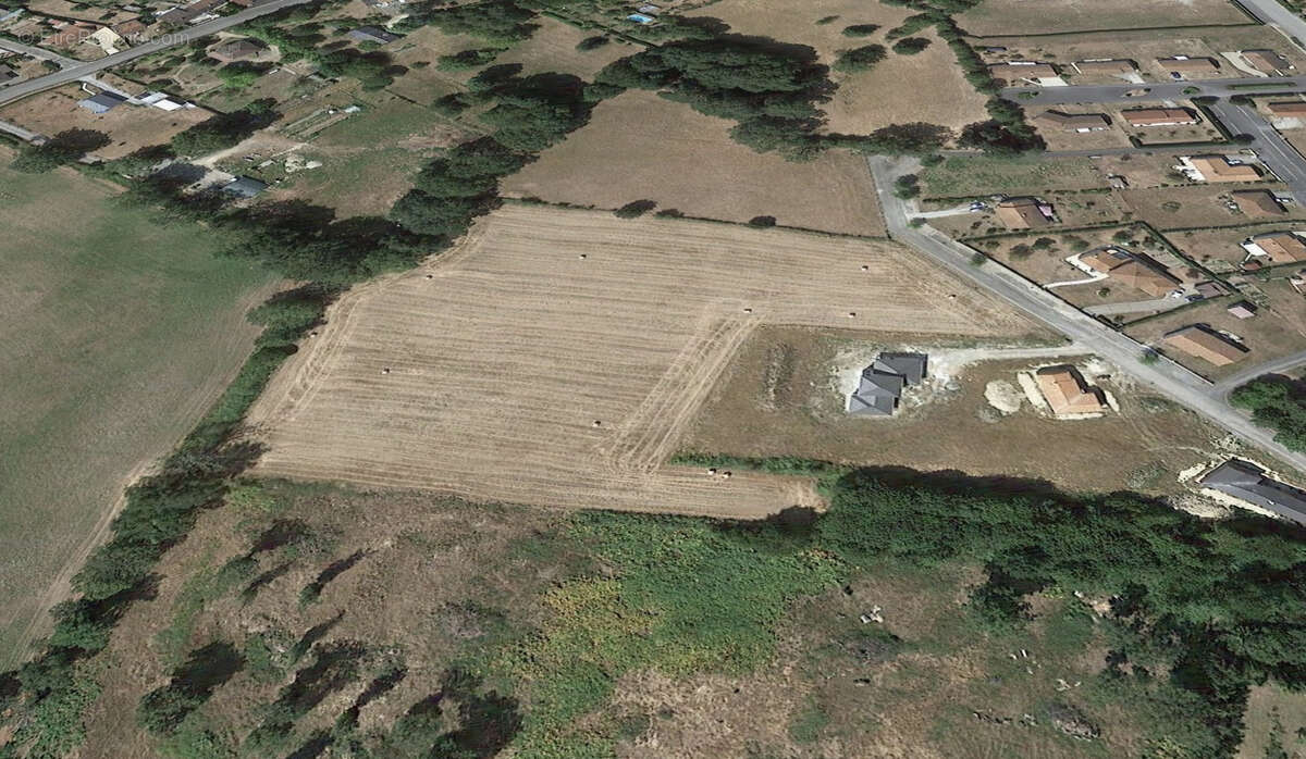 Terrain à SAINT-SULPICE-LES-FEUILLES